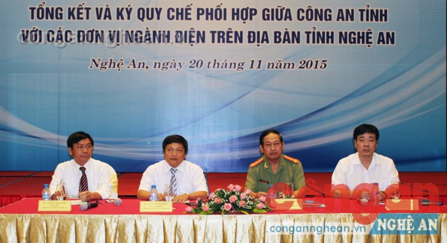 Các đồng chí chủ trì hội nghị