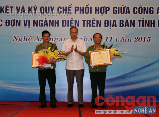 Giám đốc Điện lực Nghệ An trao giấy khen cho các tập thể, cá nhân xuất sắc 