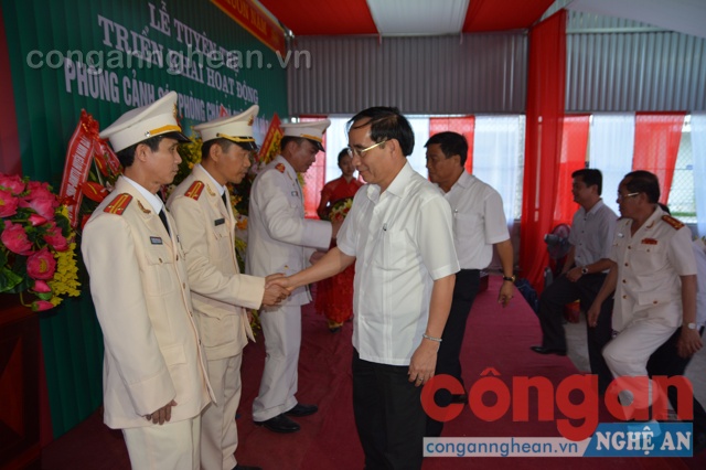 Đồng chí Hoàng Viết Đường tặng hoa chúc mừng Lãnh đạo, chỉ huy Phòng Cảnh sát PC&CC số 7