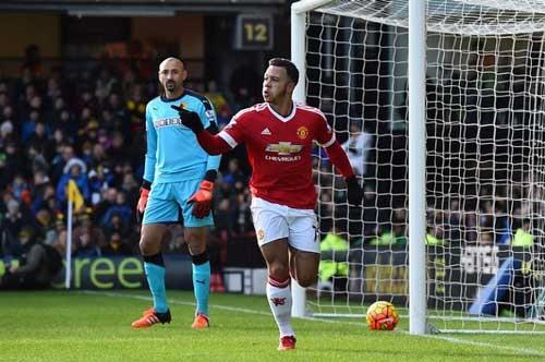 Đá tiền đạo cắm, Depay đã ghi bàn mở tỉ số cho MU