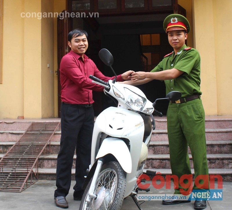 Công an phường Hồng Sơn trả lại tài sản cho bị hại