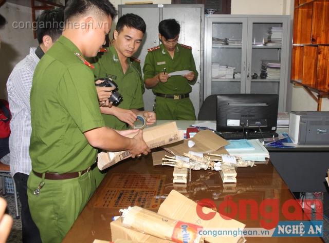 Cơ quan Công an tiến hành niêm phong số tang vật