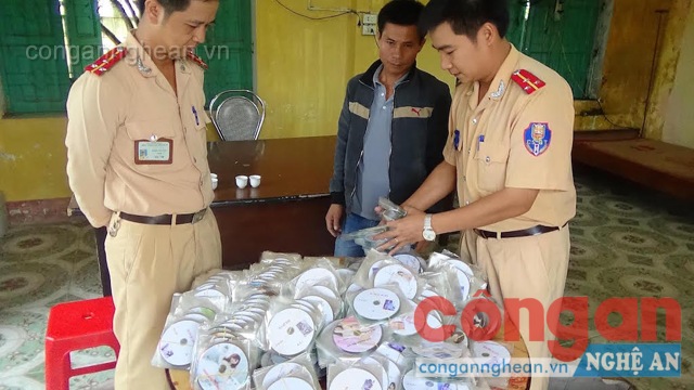 Lực lượng CSGT Trạm Diễn Châu thu kiển tra số băng đĩa đồi trụy.