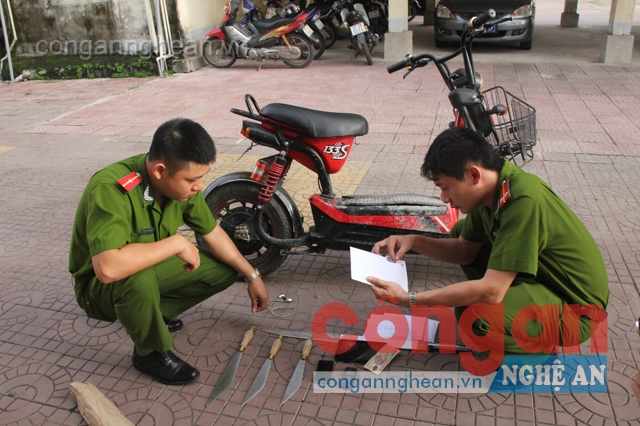 Công an TX Cửa Lò đang kiểm tra số hung khí của các đối tượng