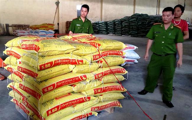 Cơ sở chăn nuôi trộn chất vàng ô gây ung thư vào thức ăn bị bắt quả tang
