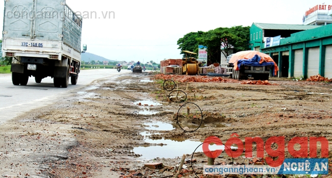 Vị trí hàng cây được trồng trái phép trên hành lang ATGT sau khi bị cưỡng chế, chặt bỏ