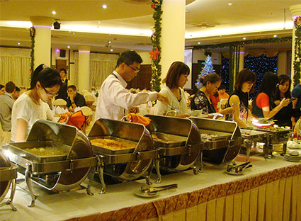 Khách sạn Palace, một trong những đơn vị có nhiều món ăn “ngoại”. Trong ảnh: Du khách thưởng thức buffet tại khách sạn Palace.