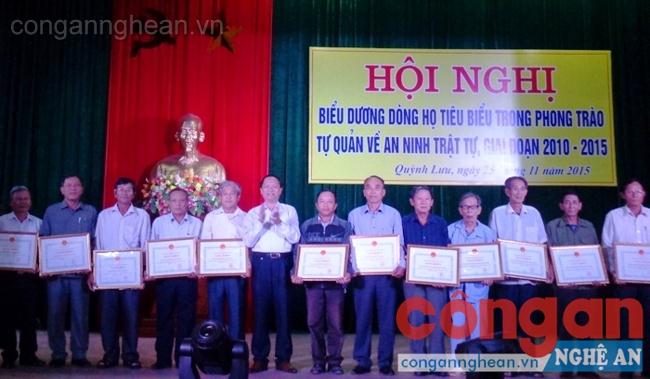 Đại diện các dòng họ tiêu biểu được biểu dương                                        vì có nhiều thành tích trong công tác đảm bảo ANTT thời gian qua