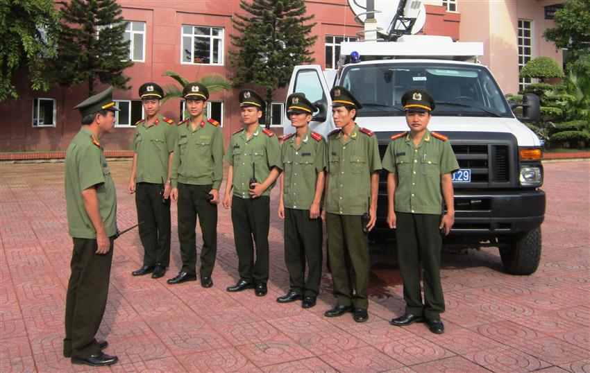 Cán bộ TTLL Công an Nghệ An triển khai nhiệm vụ chính trị qua hệ thống xe thông tin vệ tinh cơ động