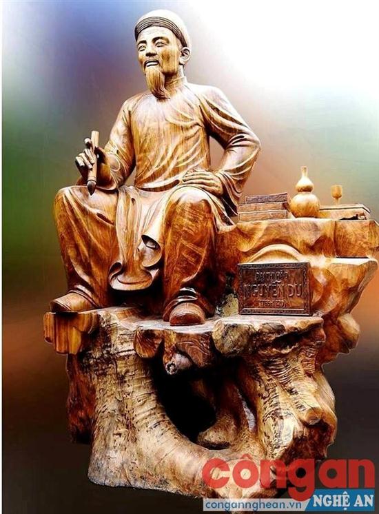 Bức tượng Đại thi hào Nguyễn Du bằng gỗ gù hương lớn nhất Việt Nam do cháu rể đời thứ 8 của cụ Nguyễn Du trao tặng