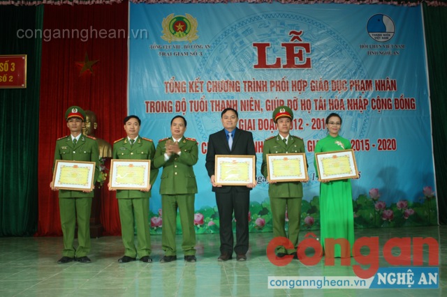 Khen thưởng tập thể, cá nhân đạt thành tích xuất sắc trong công tác phối hợp hoạt động.