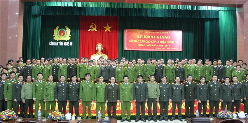 Chụp ảnh lưu niệm giữa các đồng chí lãnh đạo và học viên