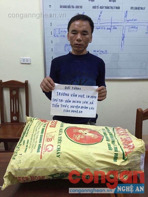 Đối tượng Trương Văn Huệ và tang vật tại cơ quan Công an