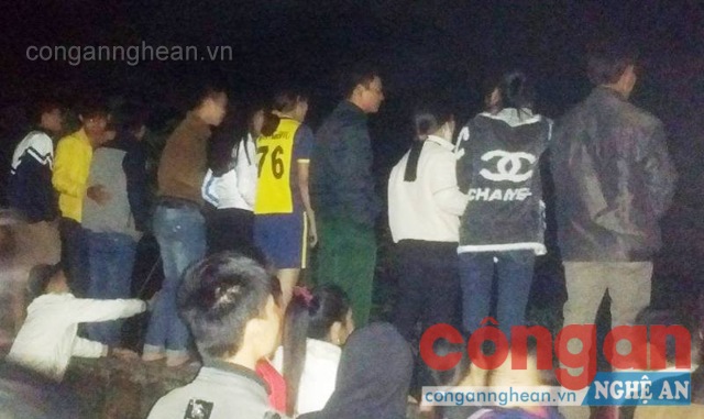 Nhiều người hiếu kỳ tập trung trước ngôi nhà xảy ra án mạng.