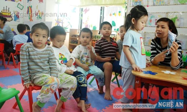 Học sinh cần được giáo dục,                                               rèn luyện kỹ năng sống ngay từ nhỏ