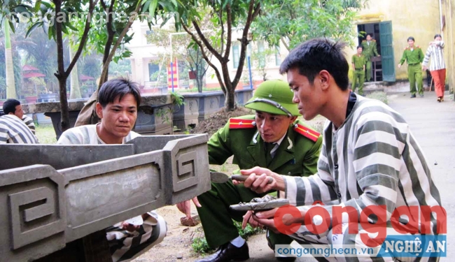Cán bộ quản giáo hướng dẫn phạm nhân thực hành nghề