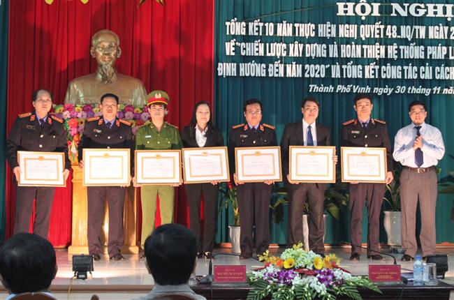 Các tập thể đạt thành tích xuất sắc được tỉnh tặng Bằng khen