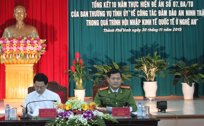 Đồng chí Nguyễn Xuân Sơn – Phó Bí thư tỉnh ủy và Đại tá Nguyễn Hữu Cầu - Ủy viên BTV Tỉnh ủy, Giám đốc Công an tỉnh chủ trì hội nghị