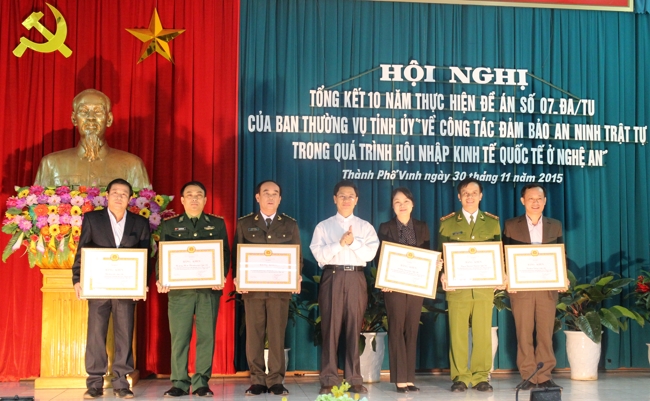 BTV Tỉnh ủy trao tặng Bằng khen cho các tập thể, cá nhân xuất sắc trong 10 năm thực hiện Đề án 07