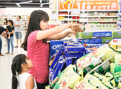 Khách hàng chọn mua hàng tiêu dùng tại siêu thị Lotte Mart Vũng Tàu. Ảnh: BÙI HƯƠNG