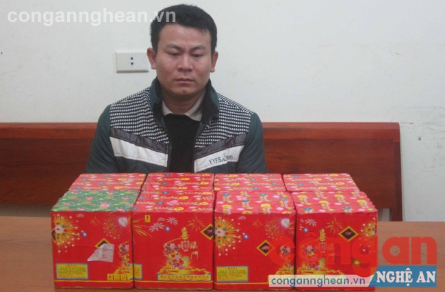 Đối tượng Bùi Duy Công cùng tang vật