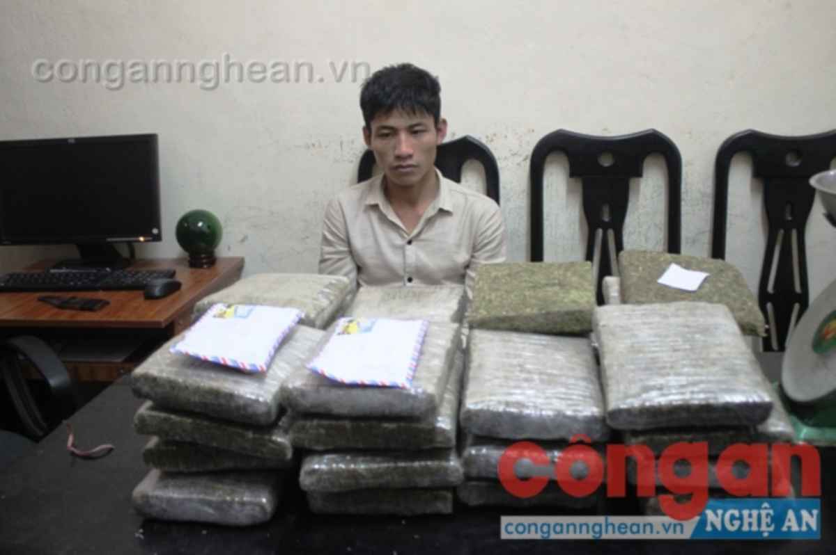 Đối tượng Nguyễn Đình Giang cùng 30 bánh cần sa tại Cơ quan Công an