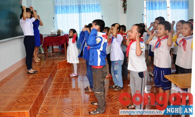 Một tiết học Tiếng Anh do tình nguyện viên Công ty Sữa TH đứng lớp