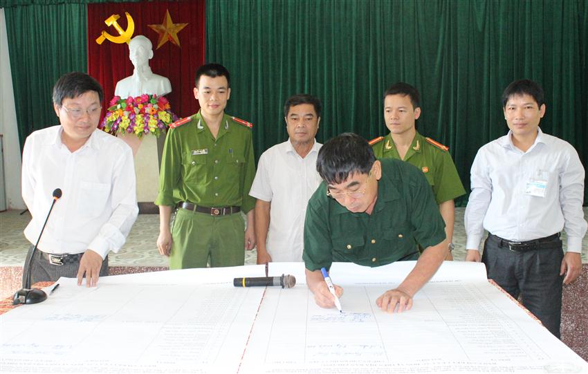 Đại diện các Cơ quan, đơn vị ký cam kết không sử dụng pháo nổ, đèn trời trong dịp Tết