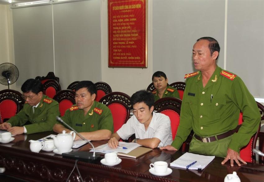 Đồng chí Thượng tá Chu Minh Tiến, Phó trưởng Phòng Cảnh sát môi trường, Công an tỉnh – Trưởng đoàn kiểm tra liên ngành phát biểu tại Hội nghị