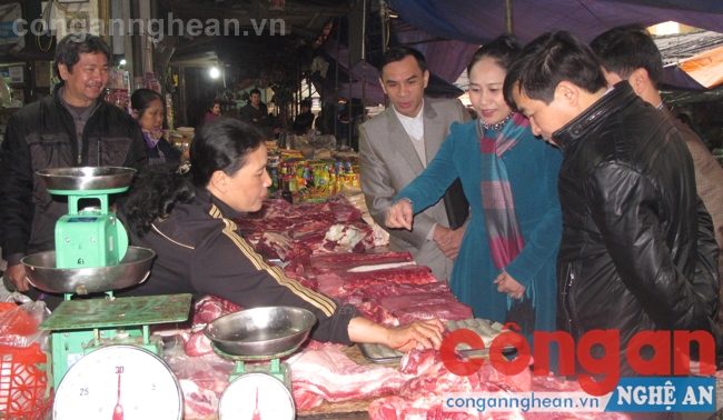 Ban chỉ đạo VSATTP tỉnh kiểm tra thực phẩm được đưa ra thị trường từ các cơ sở giết mổ gia súc