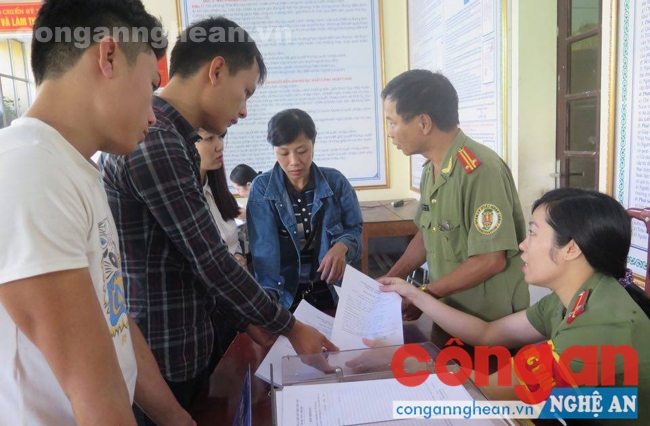 Cán bộ Phòng Quản lý xuất nhập cảnh Công an Nghệ An hướng dẫn người dân làm thủ tục cấp hộ chiếu