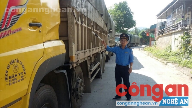 Lực lượng TTGT kiểm tra xe quá tải