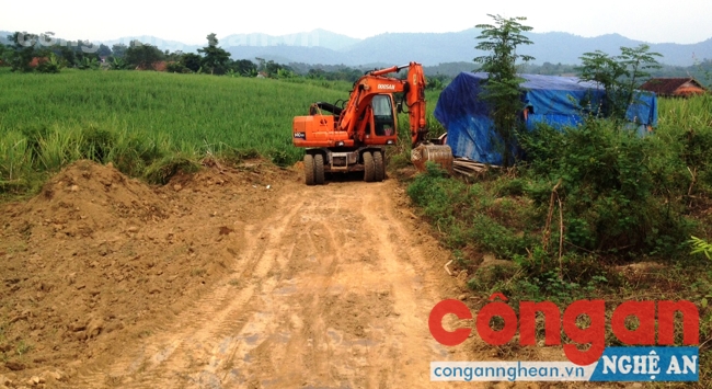  Xã Châu Hạnh (Quỳ Châu, Nghệ An) huy động máy cơ giới làm đường giao thông nông thôn mới