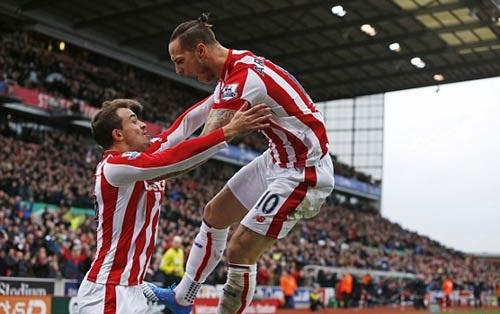Arnautovic (phải) lập một cú đúp để Stoke thắng lớn trước Man City