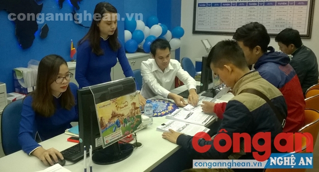 Khách hàng được tư vấn và tham gia tour giá rẻ tại Chi nhánh Vietravel Vinh