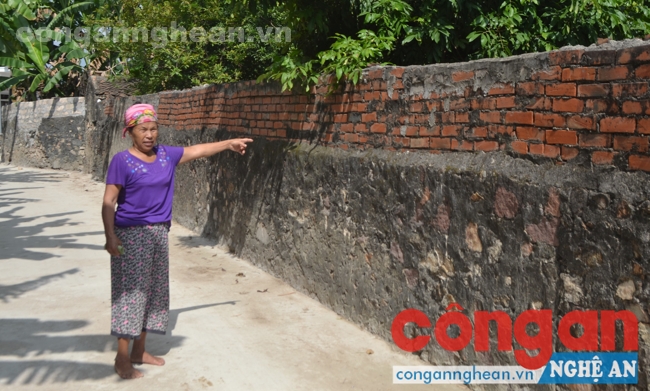 Người dân chỉ vị trí kho thuốc trừ sâu ngày xưa nằm sát bên đường và các hộ xung quanh