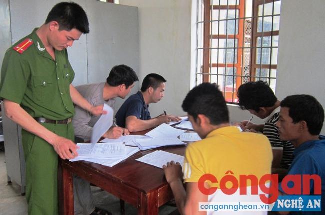Cán bộ Công an huyện Nghĩa Đàn                                         kiểm tra lời khai của các đối tượng
