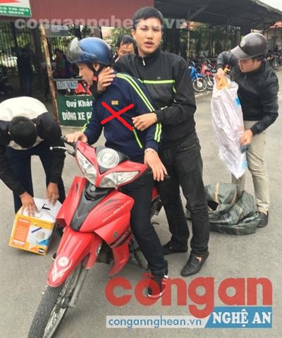 Đối tượng Nguyễn Văn Vinh (x) bị Công an phường Lê Lợi bắt giữ