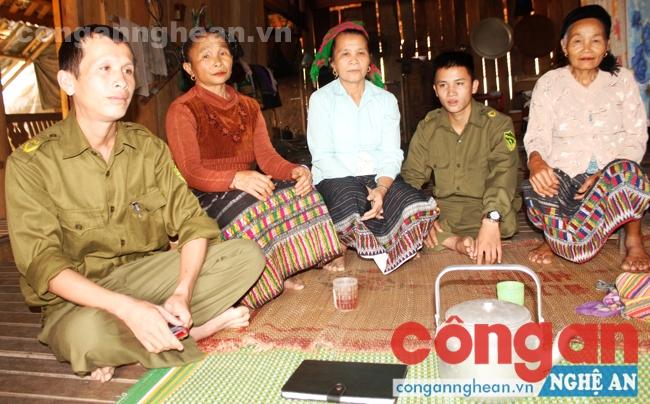 Ban Công an xã Đồng Văn thường xuyên gặp gỡ nhân dân để tuyên truyền, phổ biến pháp luật