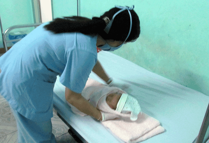 Nhân viên y tế hỗ trợ bà mẹ chăm sóc trẻ sơ sinh tại Bệnh viện Lê Lợi (ảnh minh họa).