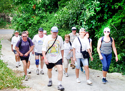 Các thành viên CLB Hash trong một chuyến du lịch khám phá Núi Dinh.