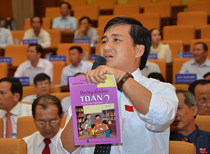 Đại biểu Dương Minh Tuấn chất vấn: Vì sao nhiều trường, lớp trên địa bàn tỉnh chưa đủ điều kiện về cơ sở vật chất, sĩ số lớp vẫn triển khai giảng dạy theo mô hình này? Ảnh: PHÚC LƯU