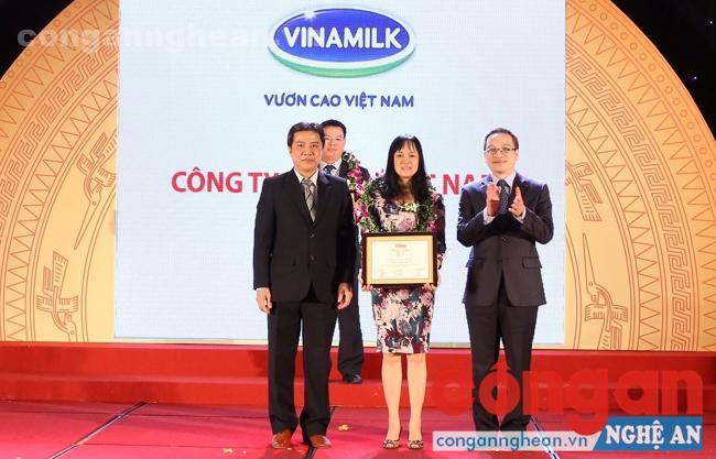  Bà Nguyễn Minh Tâm, Giám đốc chi nhánh Vinamilk tại Hà Nội - đại diện Công ty nhận danh hiệu Top 10 doanh nghiệp nộp thuế thu nhập doanh nghiệp lớn nhất Việt Nam năm 2015
