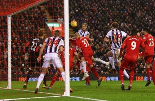 Olsson đánh đầu đưa West Brom dẫn trước 2-1, nhưng kịch tính không dừng lại ở đó