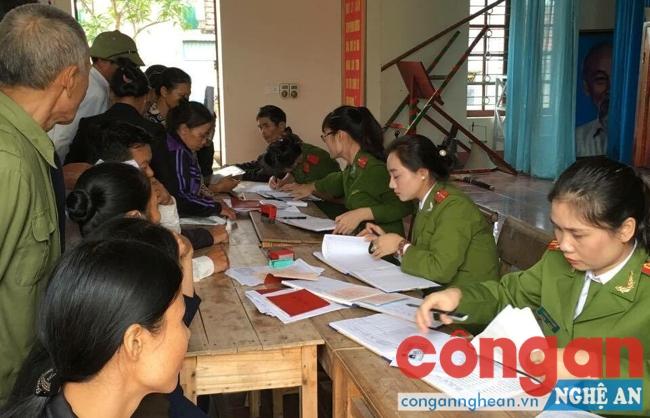 Đội Cảnh sát QLHC về TTXH Công an TP Vinh làm thủ tục cấp đổi sổ hộ khẩu cho người dân xã Nghi Liên