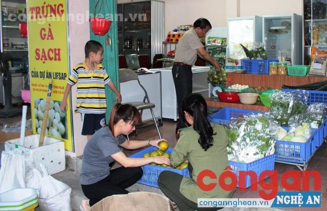 Người dân lựa chọn rau sạch tại một cửa hàng trên địa bàn TP Vinh