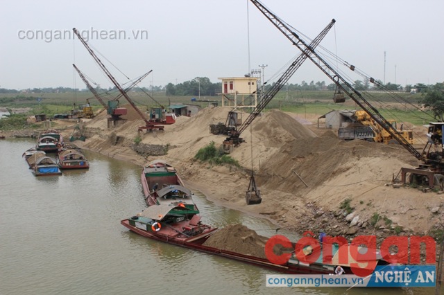 Dưới chân cầu Yên Xuân hiện có nhiều bến, bãi tập kết cát, sỏi trái phép