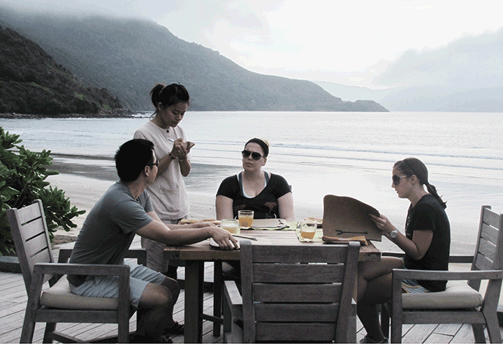 Côn Đảo đang đối mặt với khó khăn, đó là thiếu nguồn nhân lực phục vụ du lịch. Trong ảnh: Nhân viên Six senses Côn Đảo phục vụ bữa sáng cho du khách nước ngoài.
