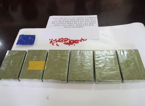 Tang vật  vụ án (14 bánh heroin, 4.000 viên hồng phiến).