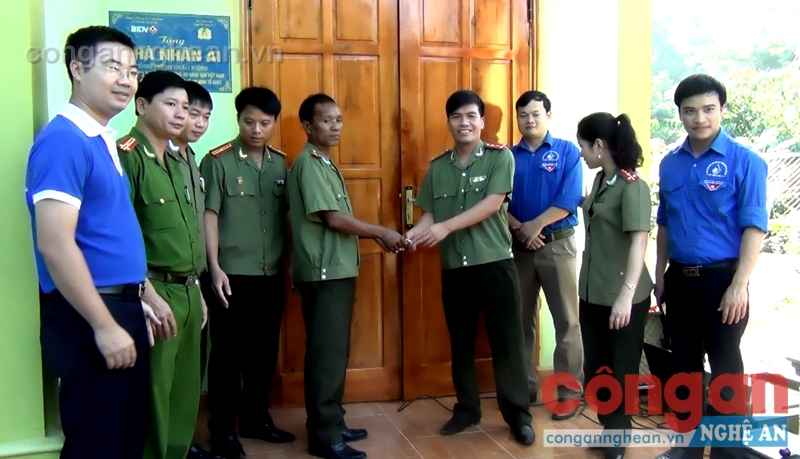 Trong những năm qua, Công an Nghệ An luôn làm tốt công tác hỗ trợ người nghèo. Trong ảnh: Đại diện Đoàn thanh niên công an tỉnh và Ngân hàng BIDV bàn giao Nhà nhân ái cho cán bộ công an có hoàn cảnh đặc biệt khó khăn. Ảnh: Đình Hưng
